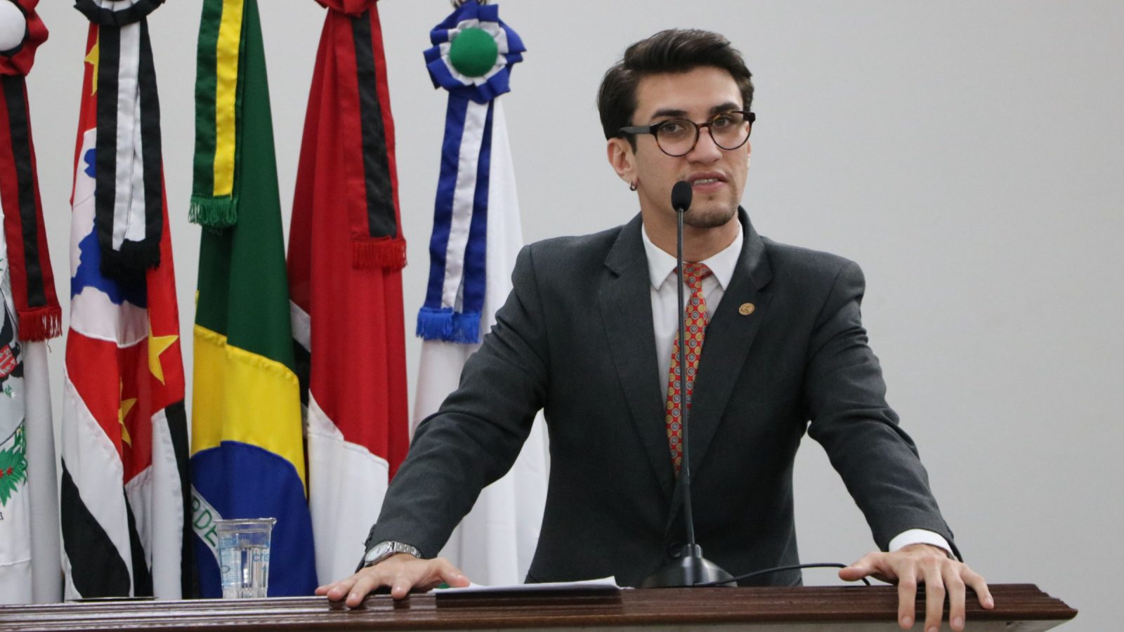 Vereador quer instituir cartão de estacionamento para pessoas com TEA