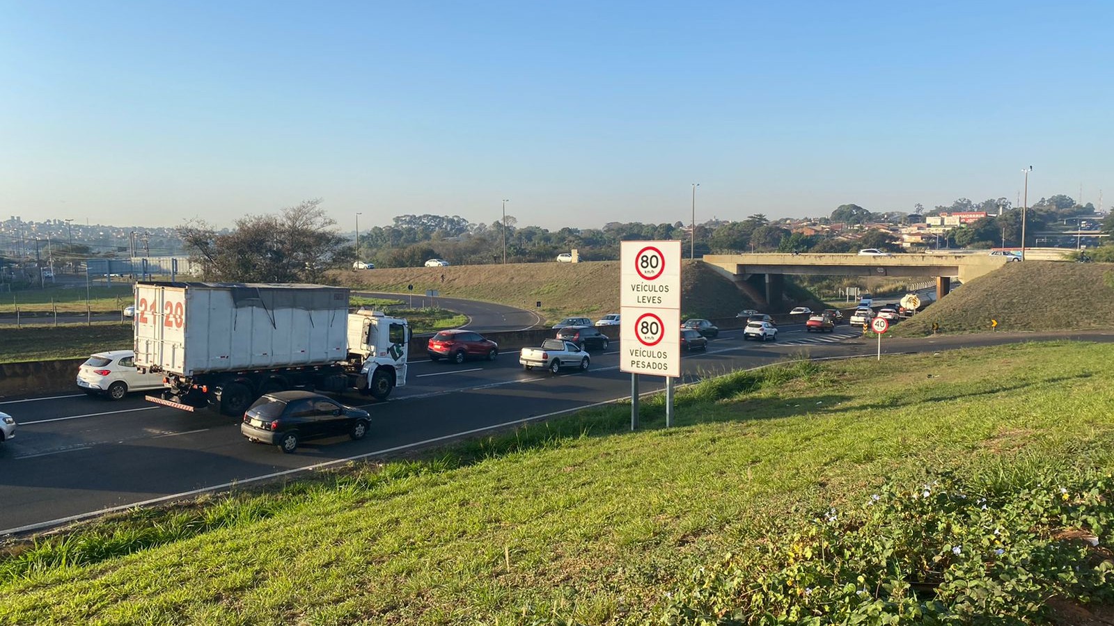 Dois acidentes envolvendo carretas deixam três feridos e lentidão na BR-153 em Rio Preto