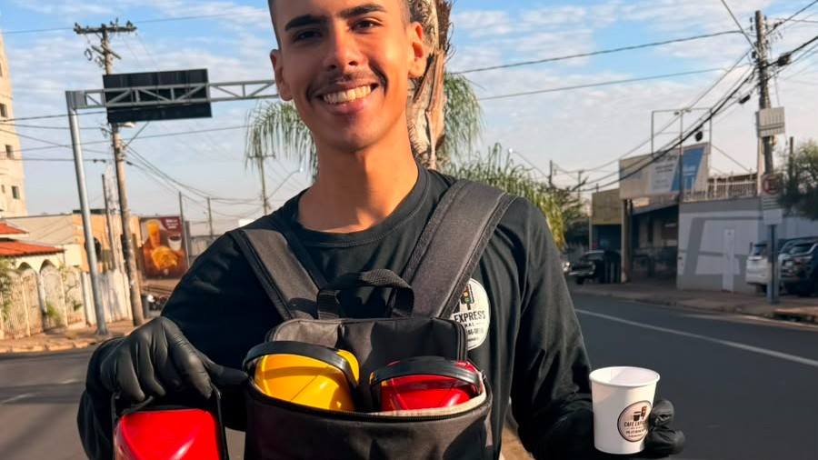 Café no sinal: irmãos inovam e transformam bebida quente em fonte de renda