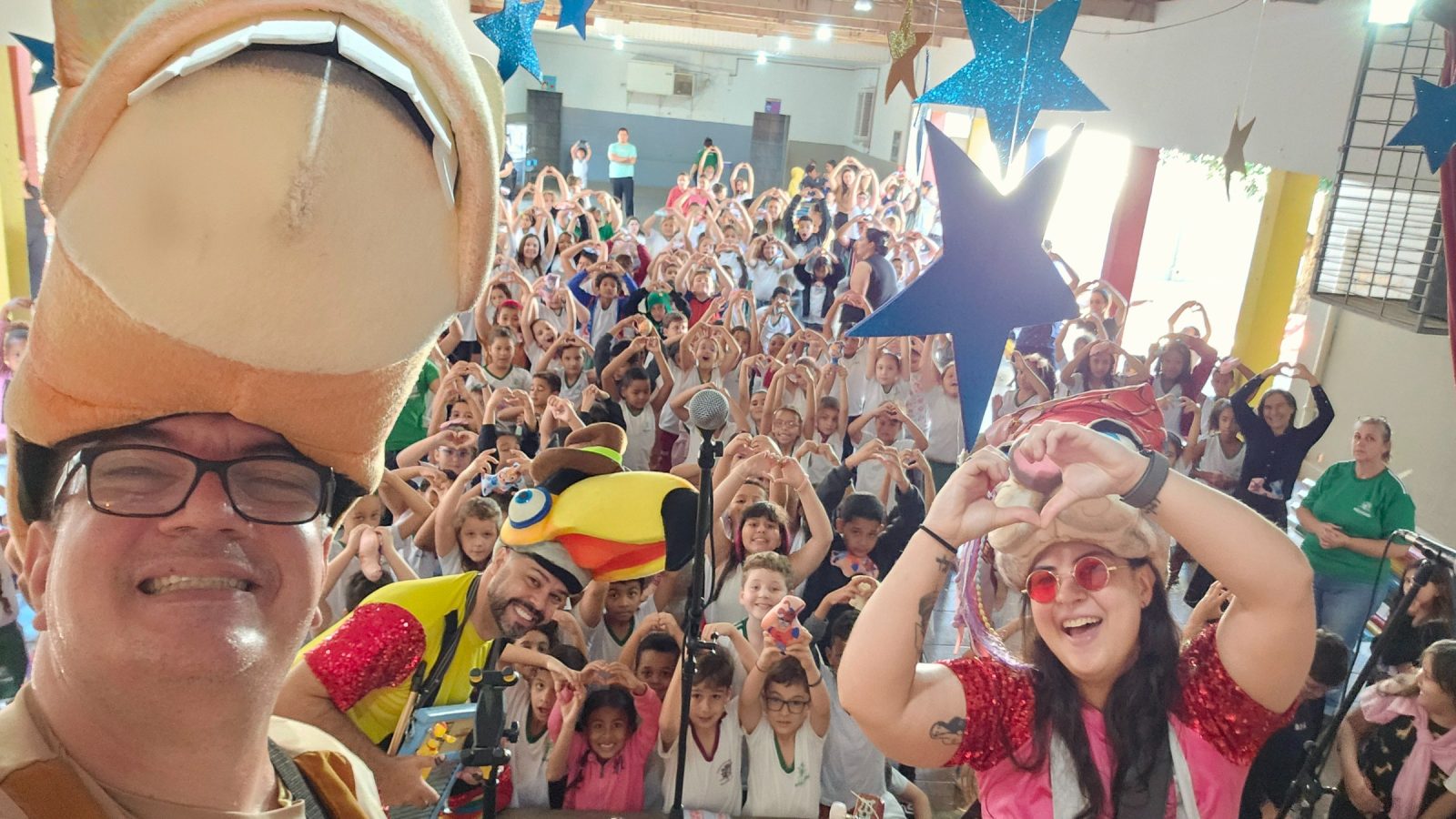 Com 35 shows gratuitos, Kombinados abre inscrições para a Turnê do Bem em 2027