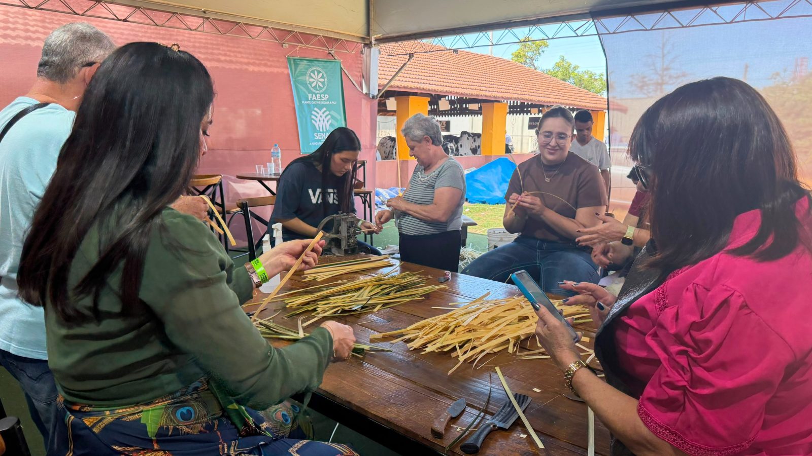Curso gratuito de artesanato com bambu atrai alunos durante a Expo Rio Preto