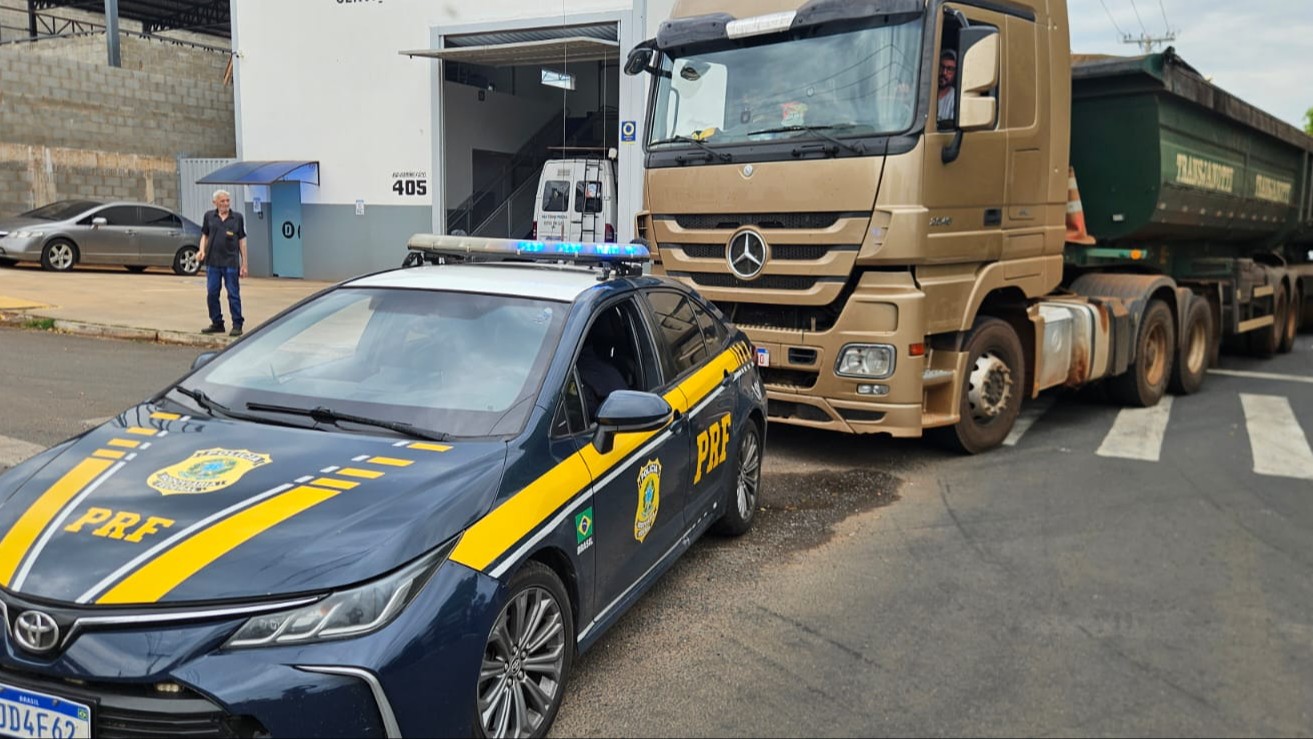 PRF apreende caminhão bitrem com três toneladas de maconha
