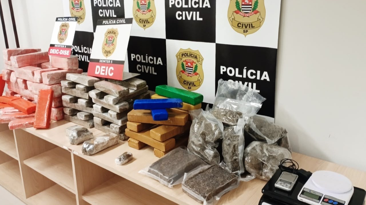 Homem é preso com 105 tijolos de maconha dentro de casa em Rio Preto