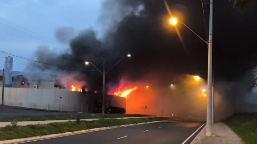 Incêndio em transportadora de Rio Preto atinge cinco caminhões