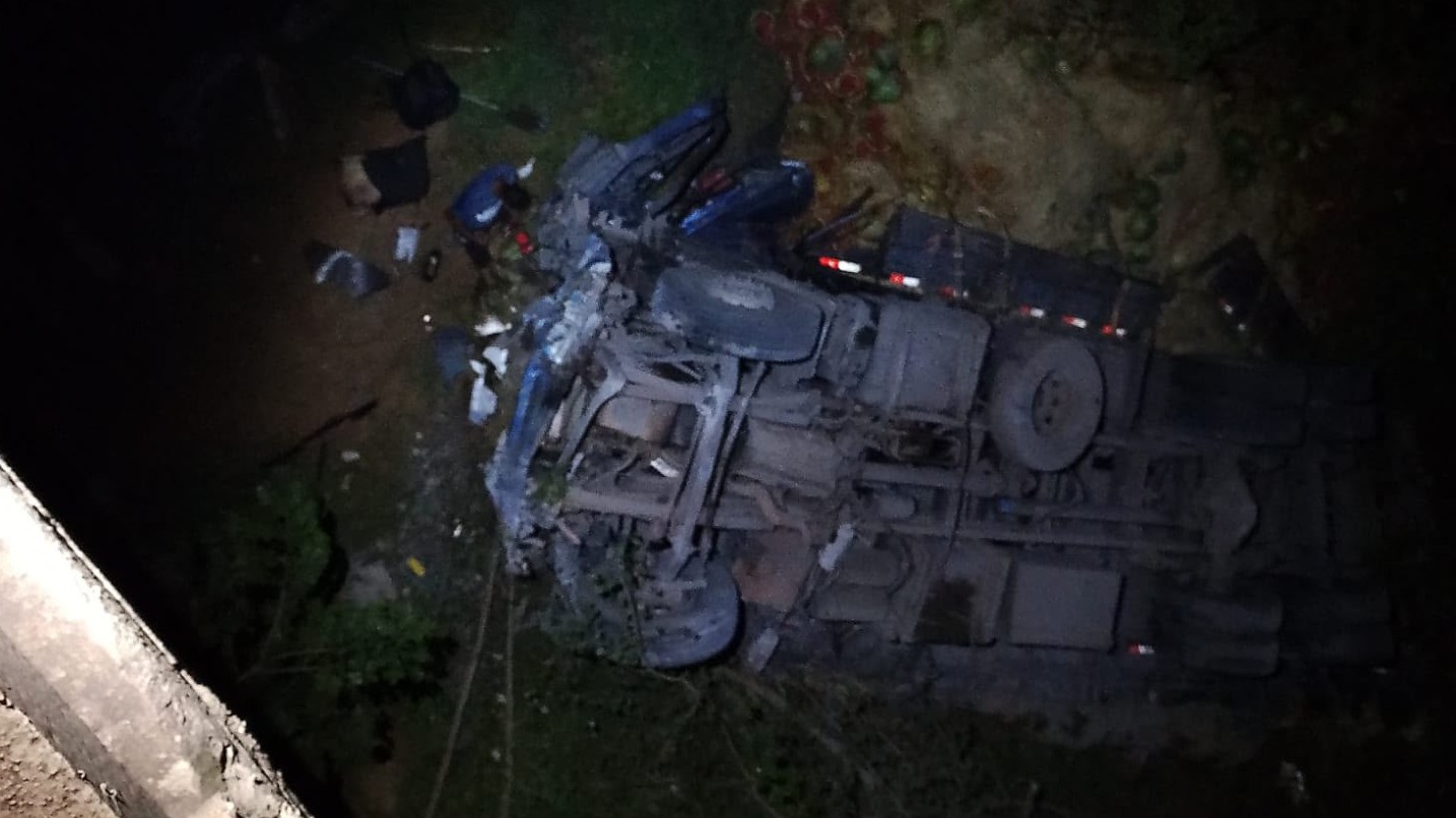 Caminhão carregado com melancias sai da pista e cai às margens do Rio Turvo em Icém